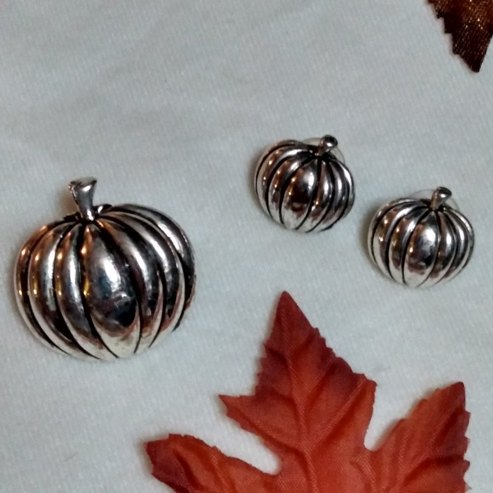 🍂 Silver Tone Pumpkin Post Earrings & Brooch